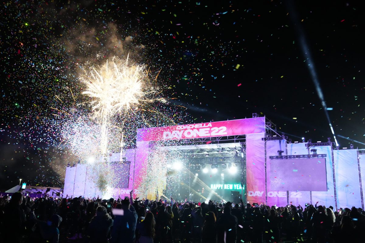 O Drone Ball Show acontece à meia-noite durante a apresentação do Coachella Crossroads: DayOne22: A New Year's Eve Celebration